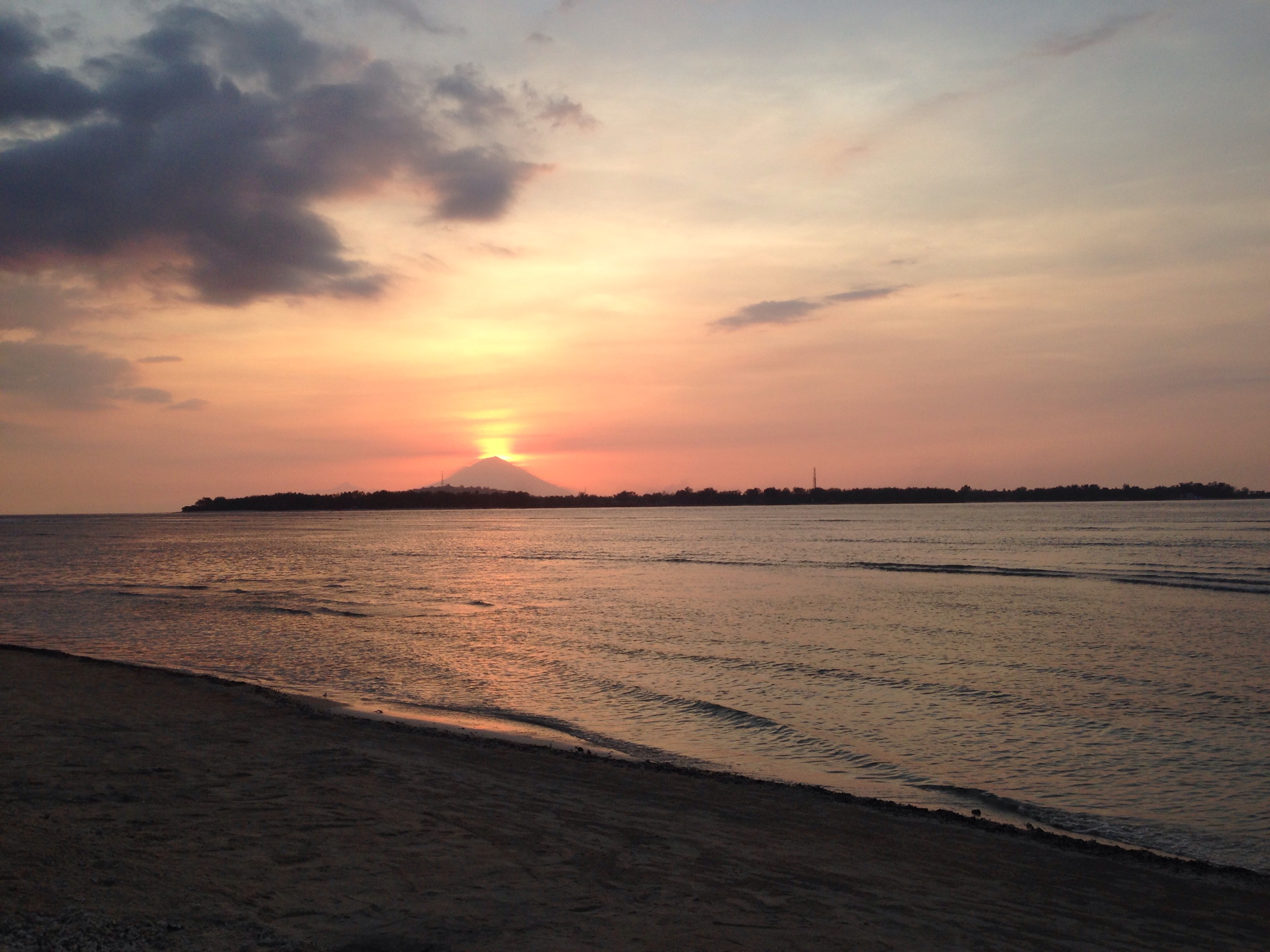 Lo del fondo es Gili Meno y un volcan !