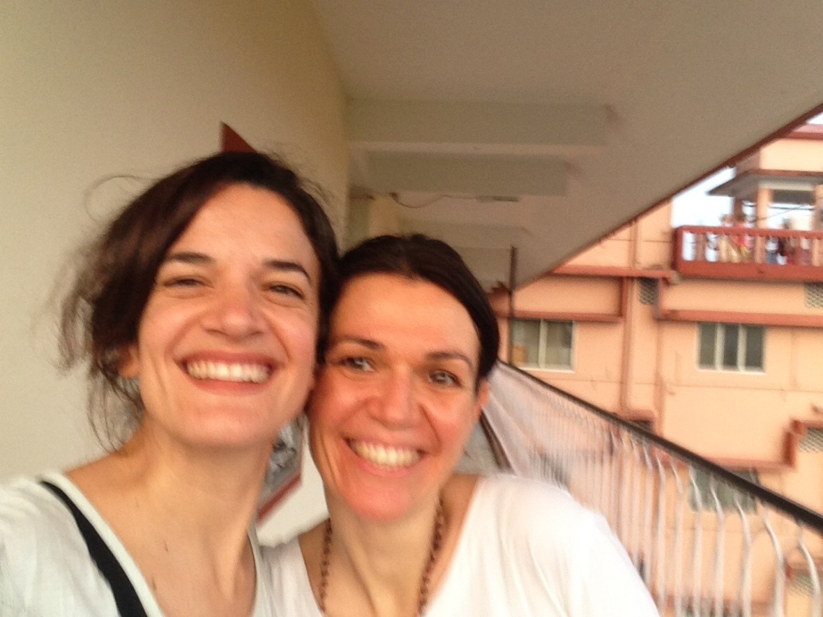 Ana enseñándome el ashram